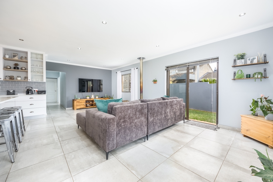 4 Bedroom Property for Sale in Uitzicht Western Cape